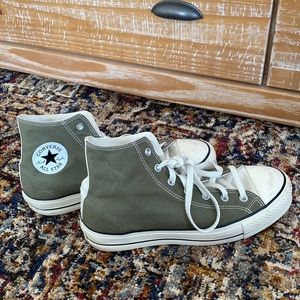 Converse chuck Taylor platform green and cream high top. Women 10.5 like new.